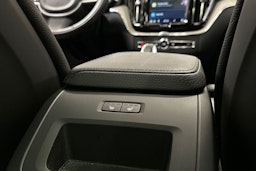 musta Volvo XC60 2022 kuva 30.