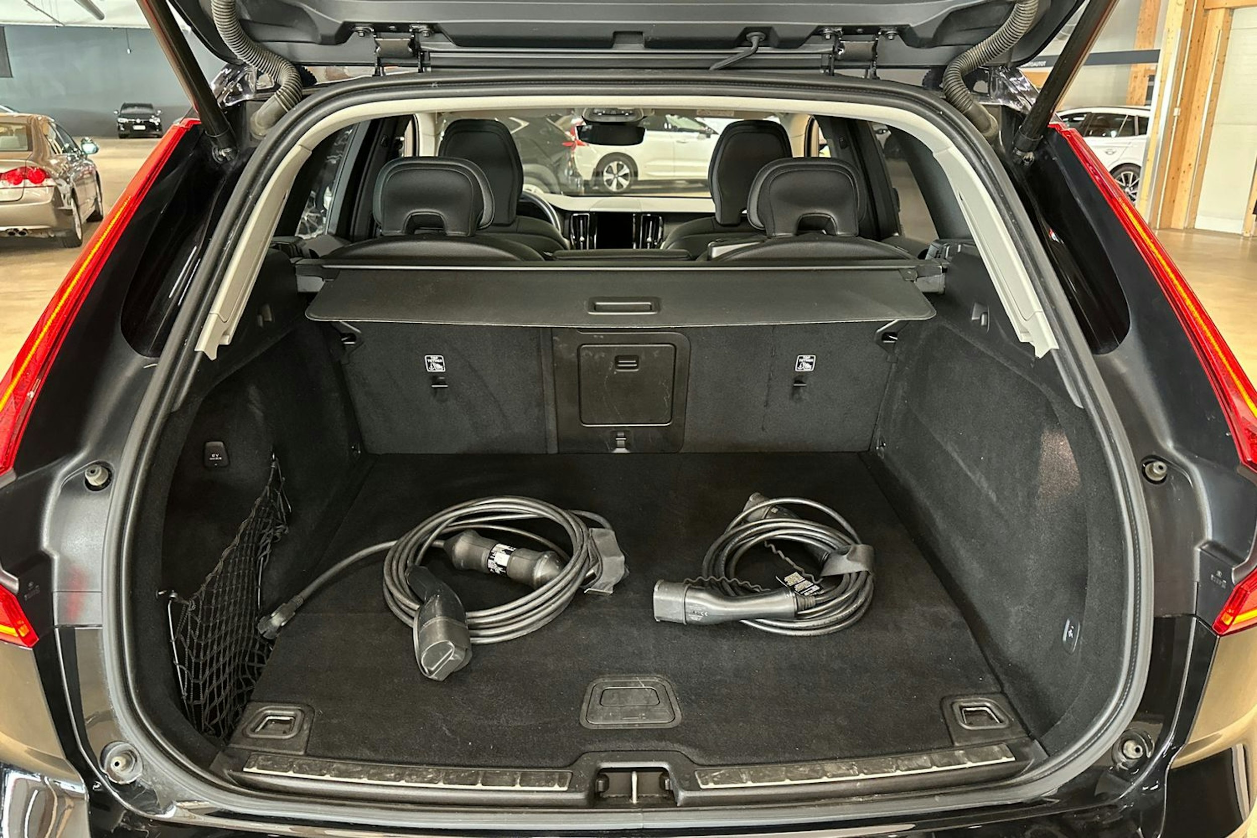 musta Volvo XC60 2022 kuva 31.