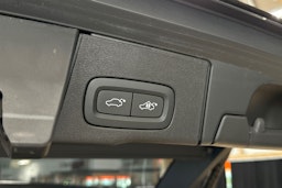 musta Volvo XC60 2022 kuva 34.