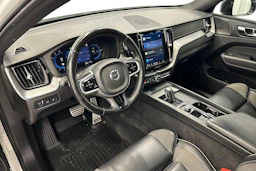 valkoinen Volvo XC60 2022 kuva 6.