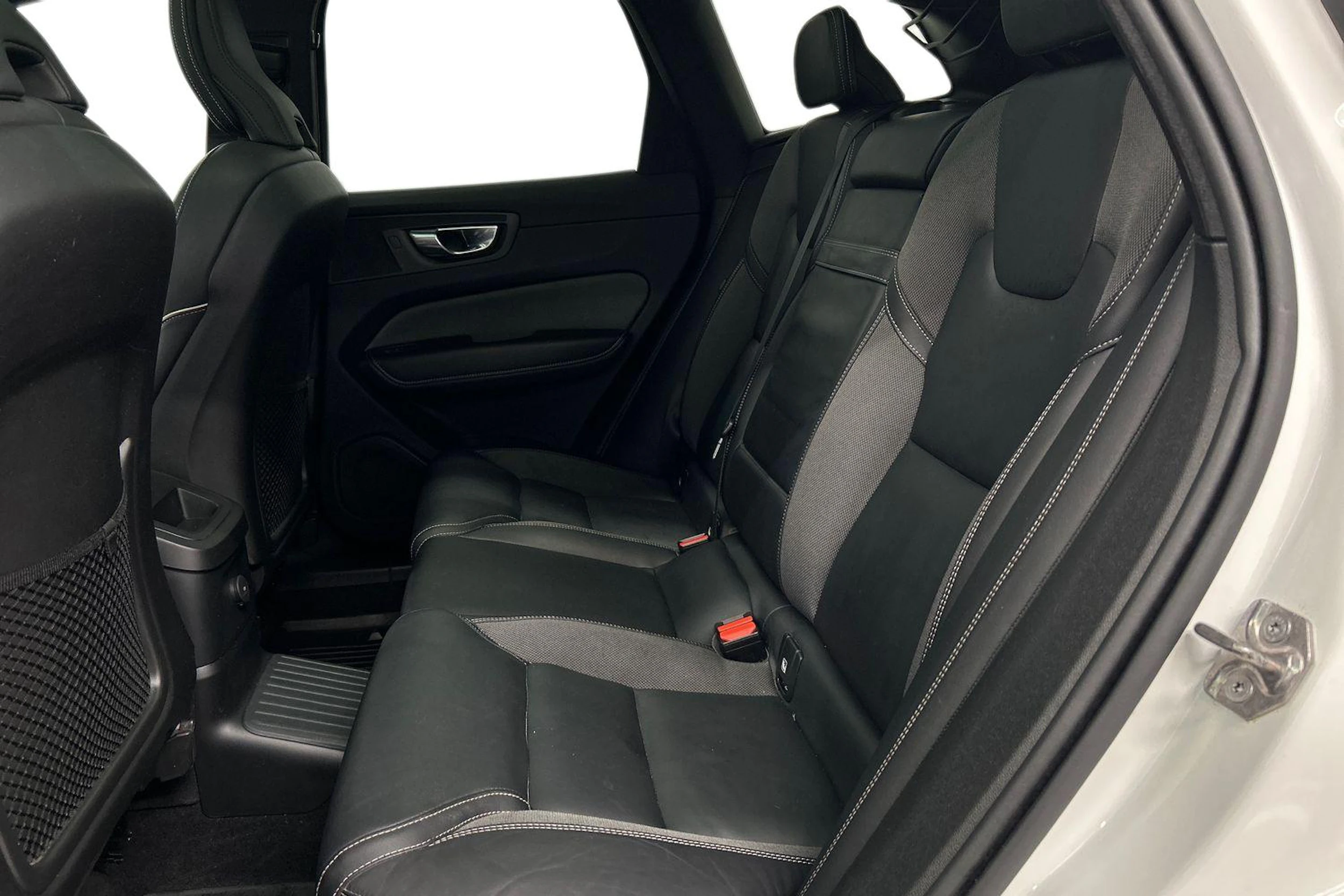 valkoinen Volvo XC60 2022 kuva 8.