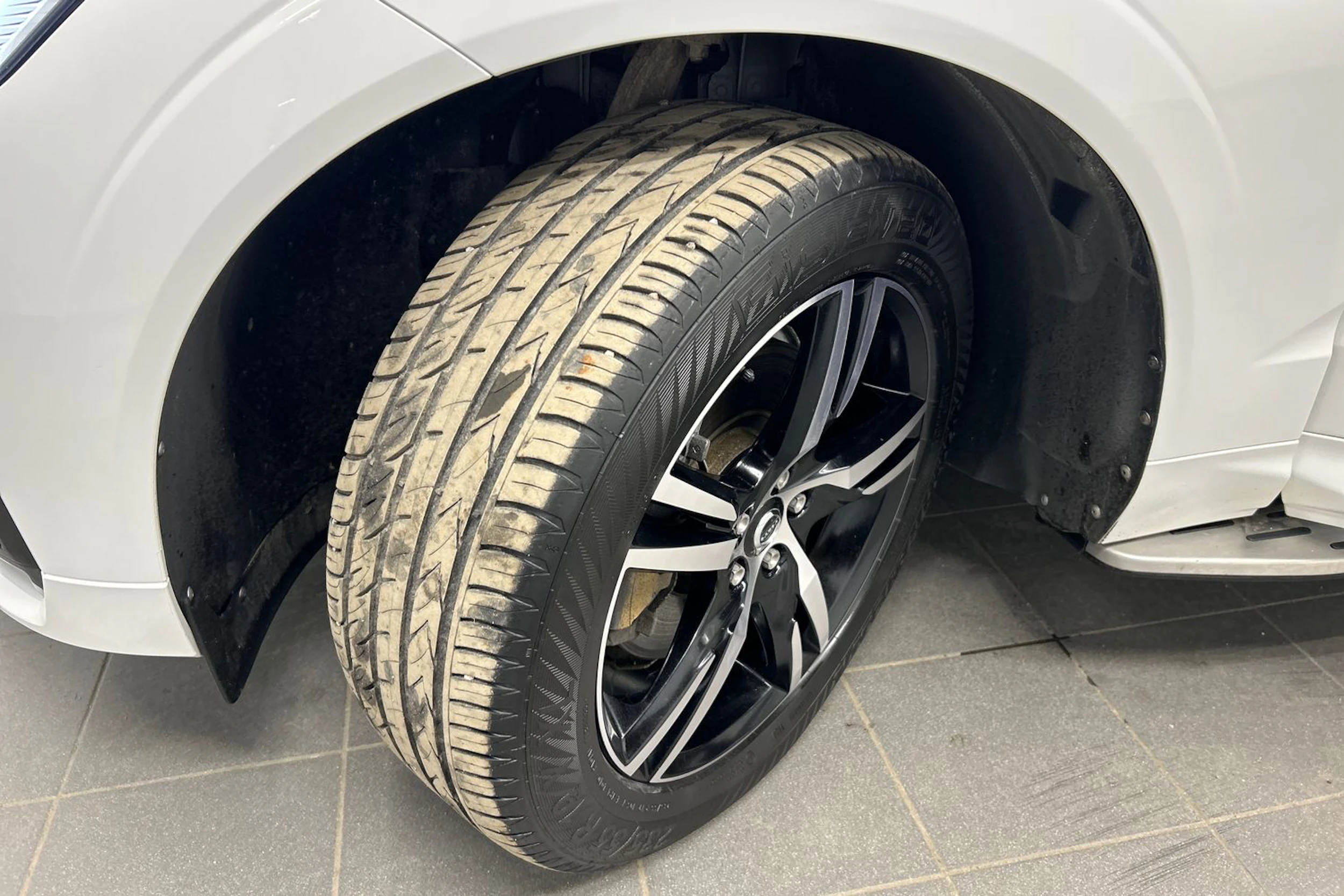 valkoinen Volvo XC60 2022 kuva 10.