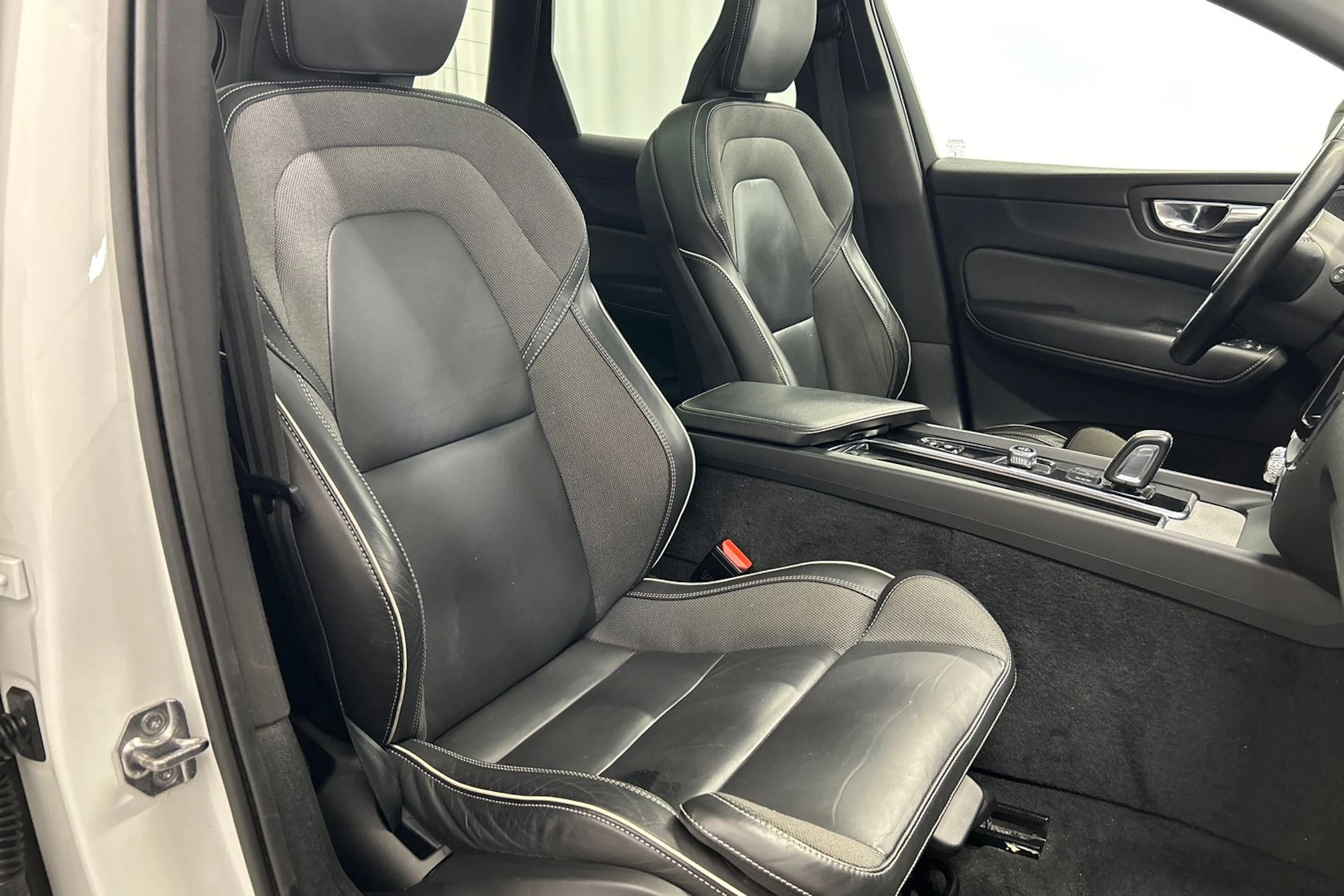 valkoinen Volvo XC60 2022 kuva 11.