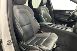 valkoinen Volvo XC60 2022 kuva 11.