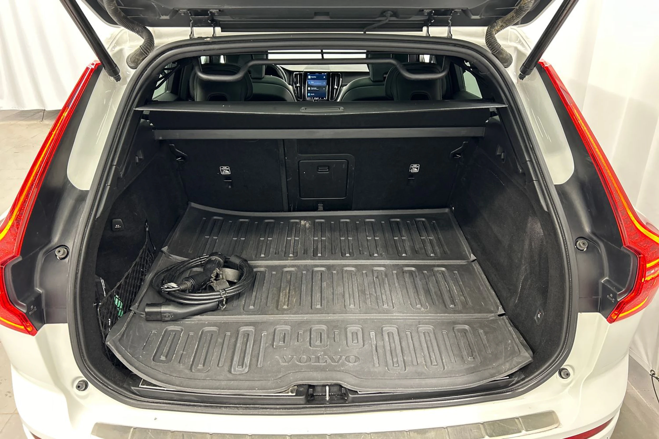 valkoinen Volvo XC60 2022 kuva 12.
