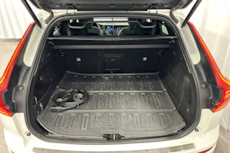 valkoinen Volvo XC60 2022 kuva 12.
