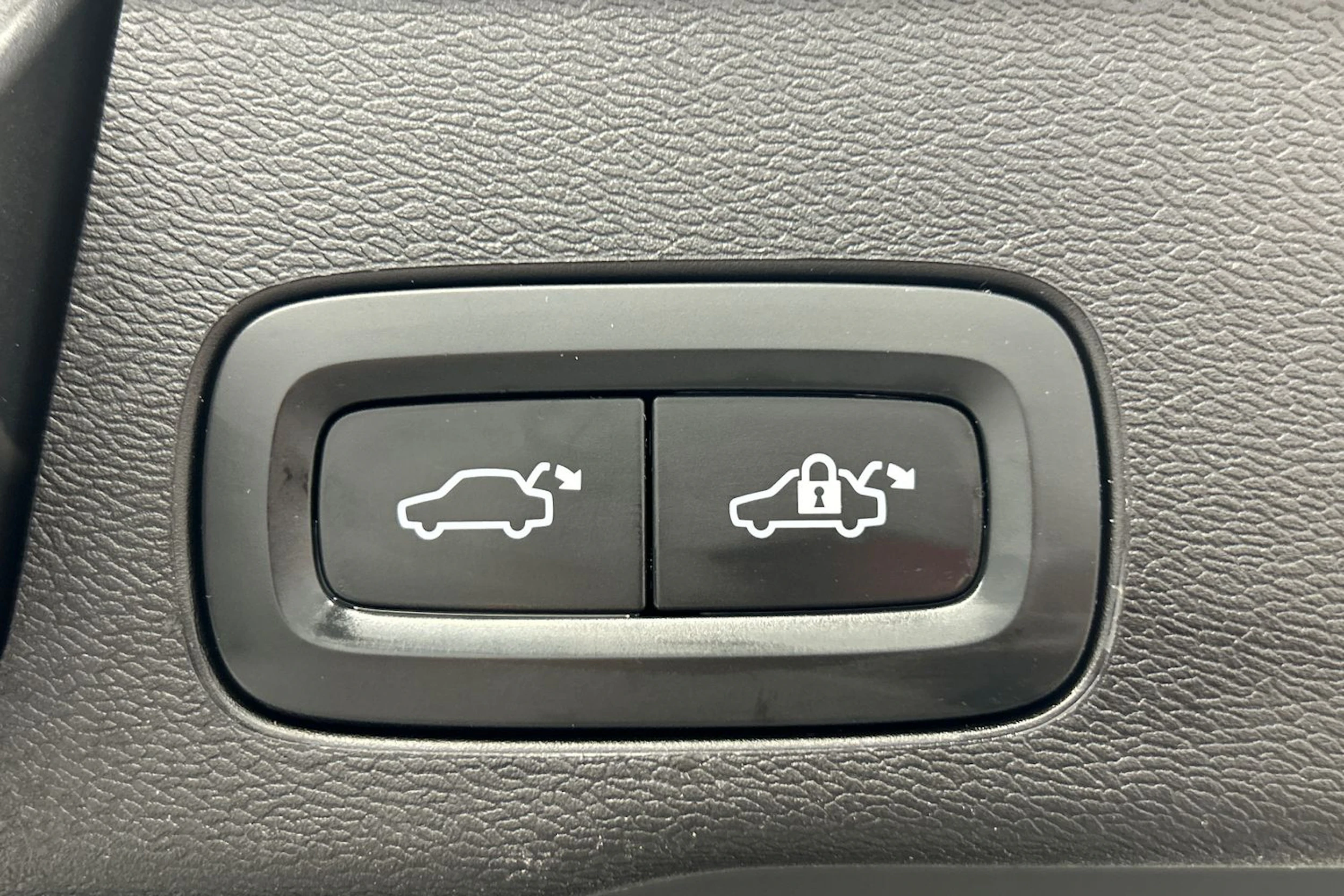 valkoinen Volvo XC60 2022 kuva 13.