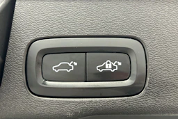 valkoinen Volvo XC60 2022 kuva 13.