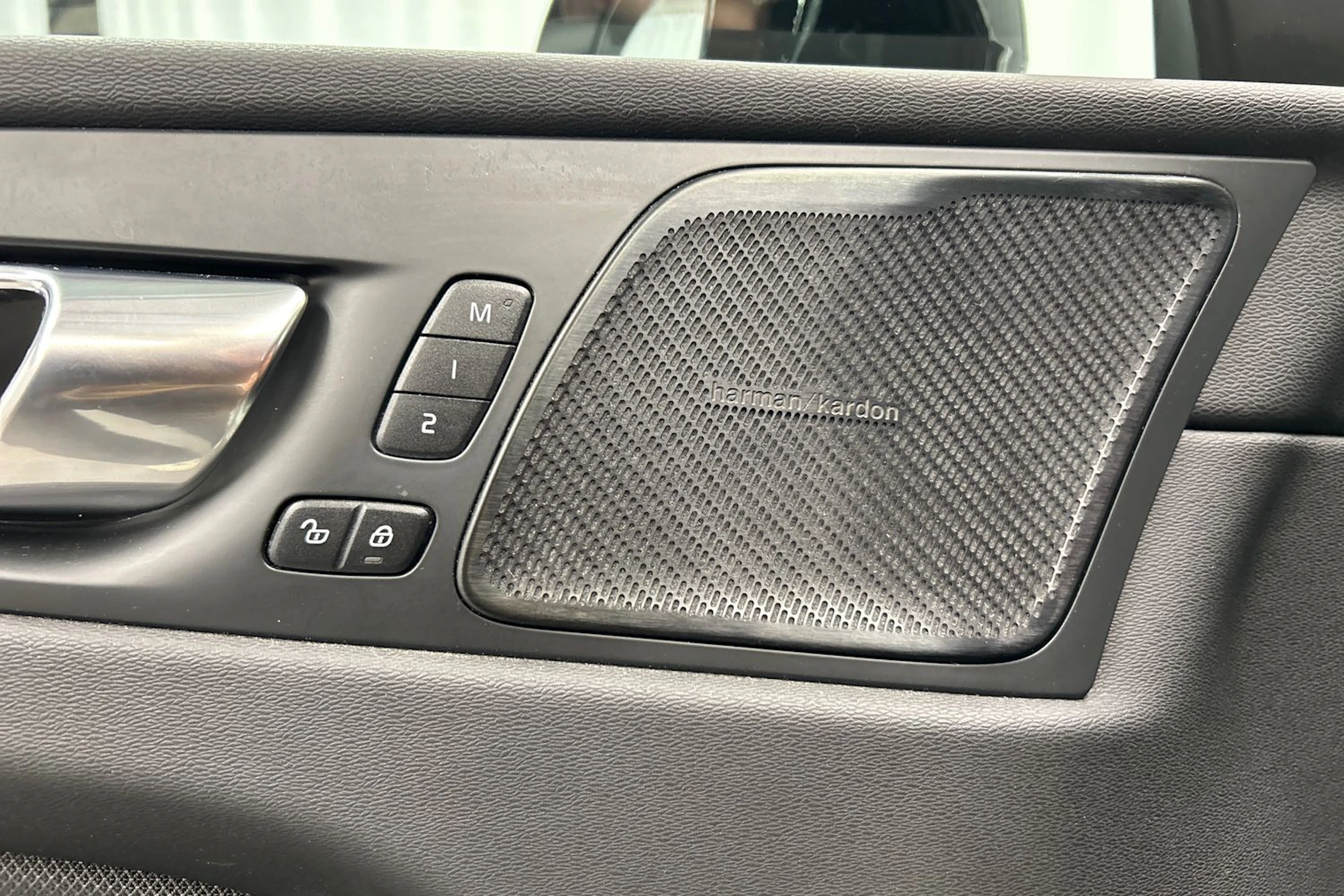 valkoinen Volvo XC60 2022 kuva 14.