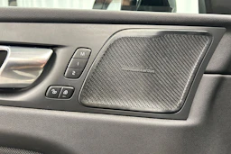 valkoinen Volvo XC60 2022 kuva 14.