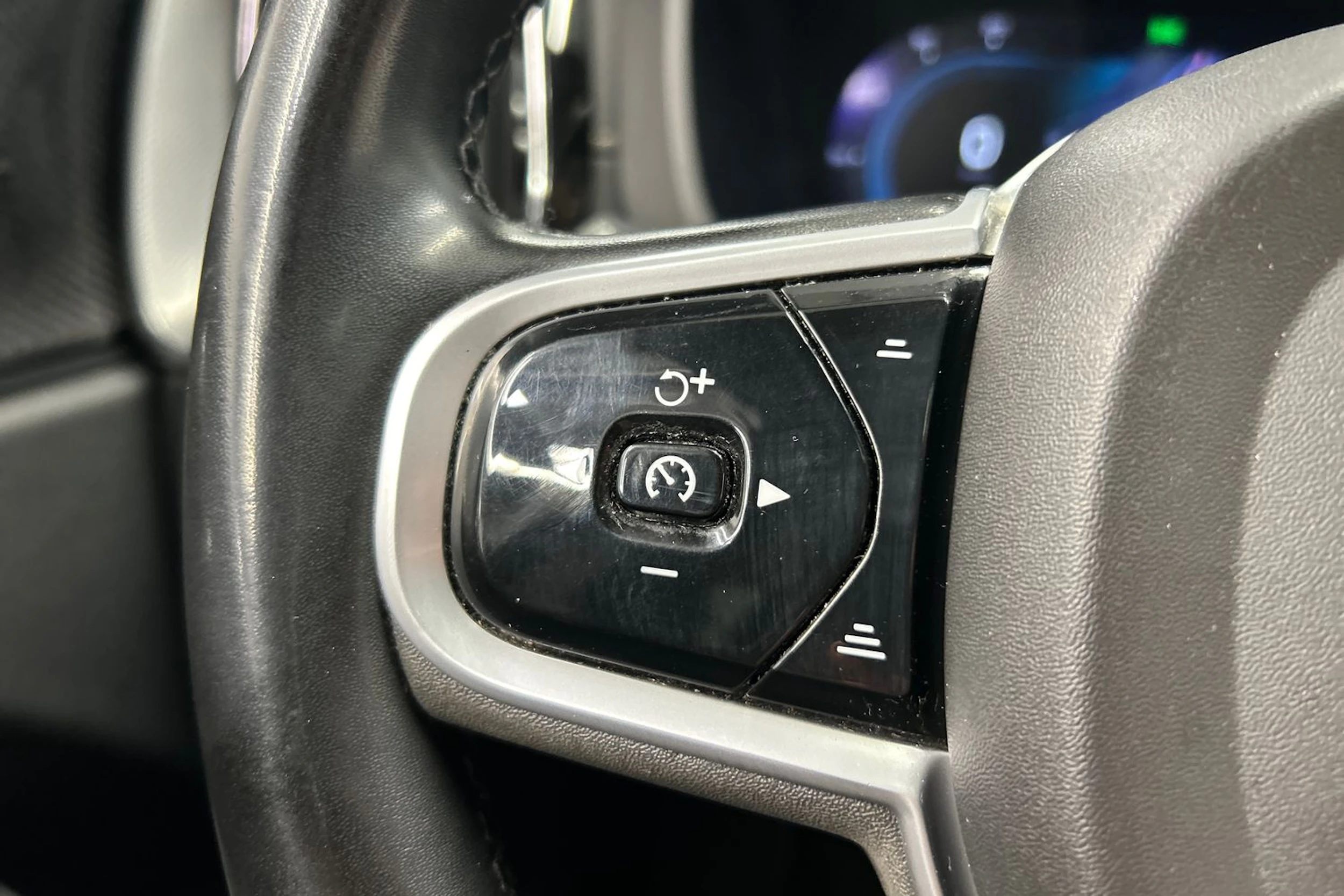 valkoinen Volvo XC60 2022 kuva 16.