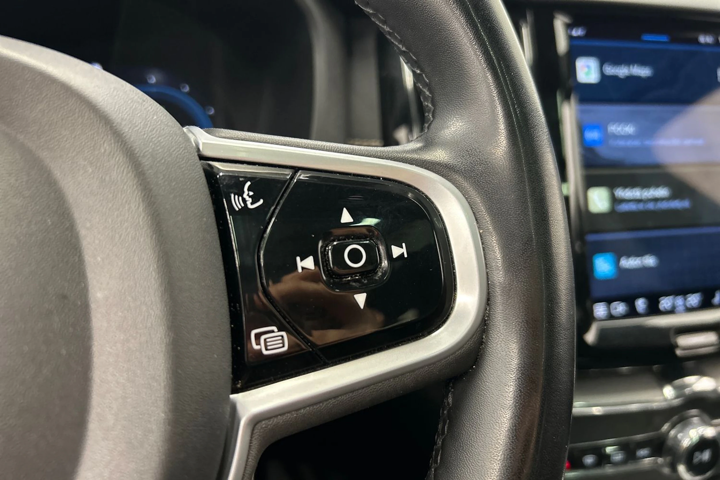 valkoinen Volvo XC60 2022 kuva 17.