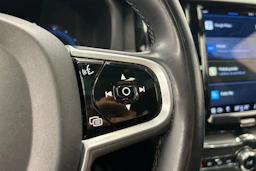 valkoinen Volvo XC60 2022 kuva 17.