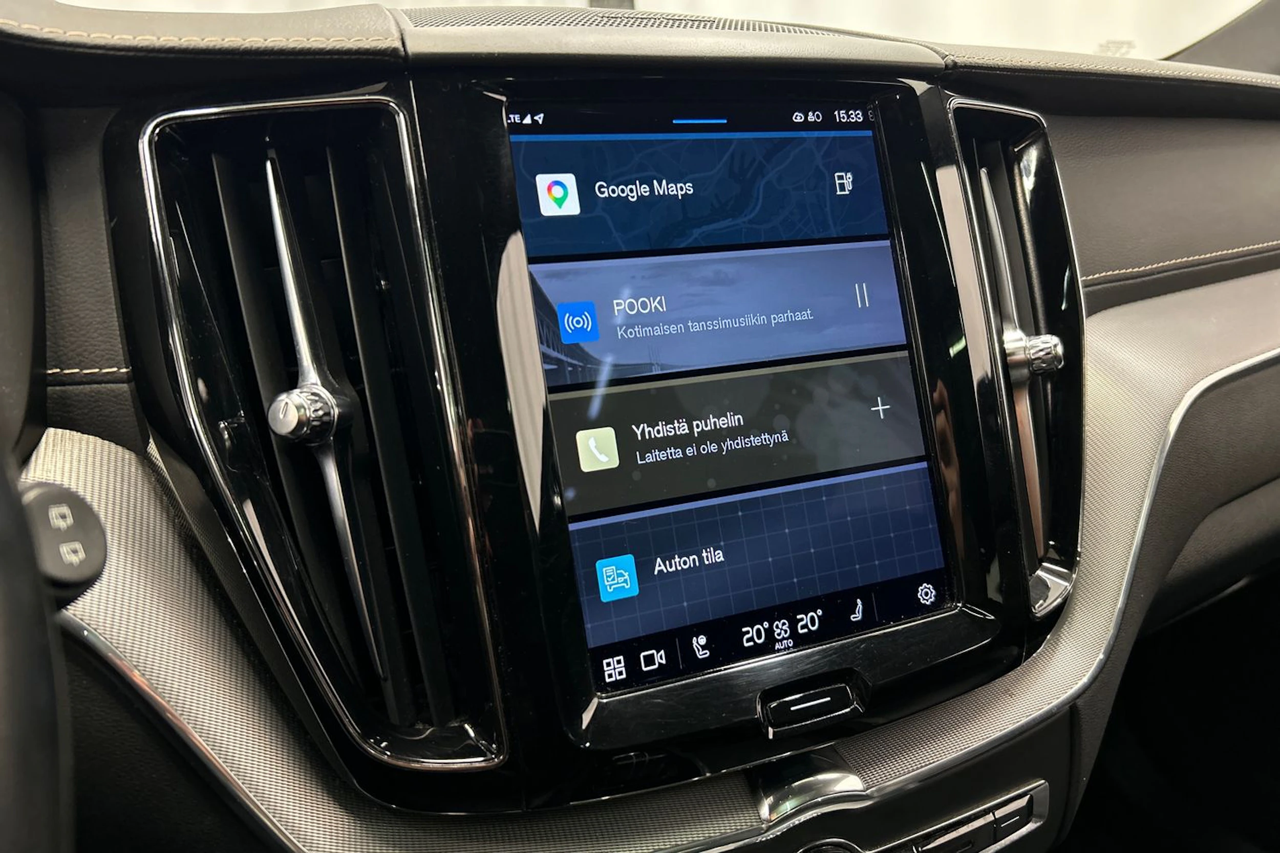 valkoinen Volvo XC60 2022 kuva 18.