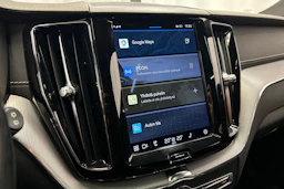 valkoinen Volvo XC60 2022 kuva 18.