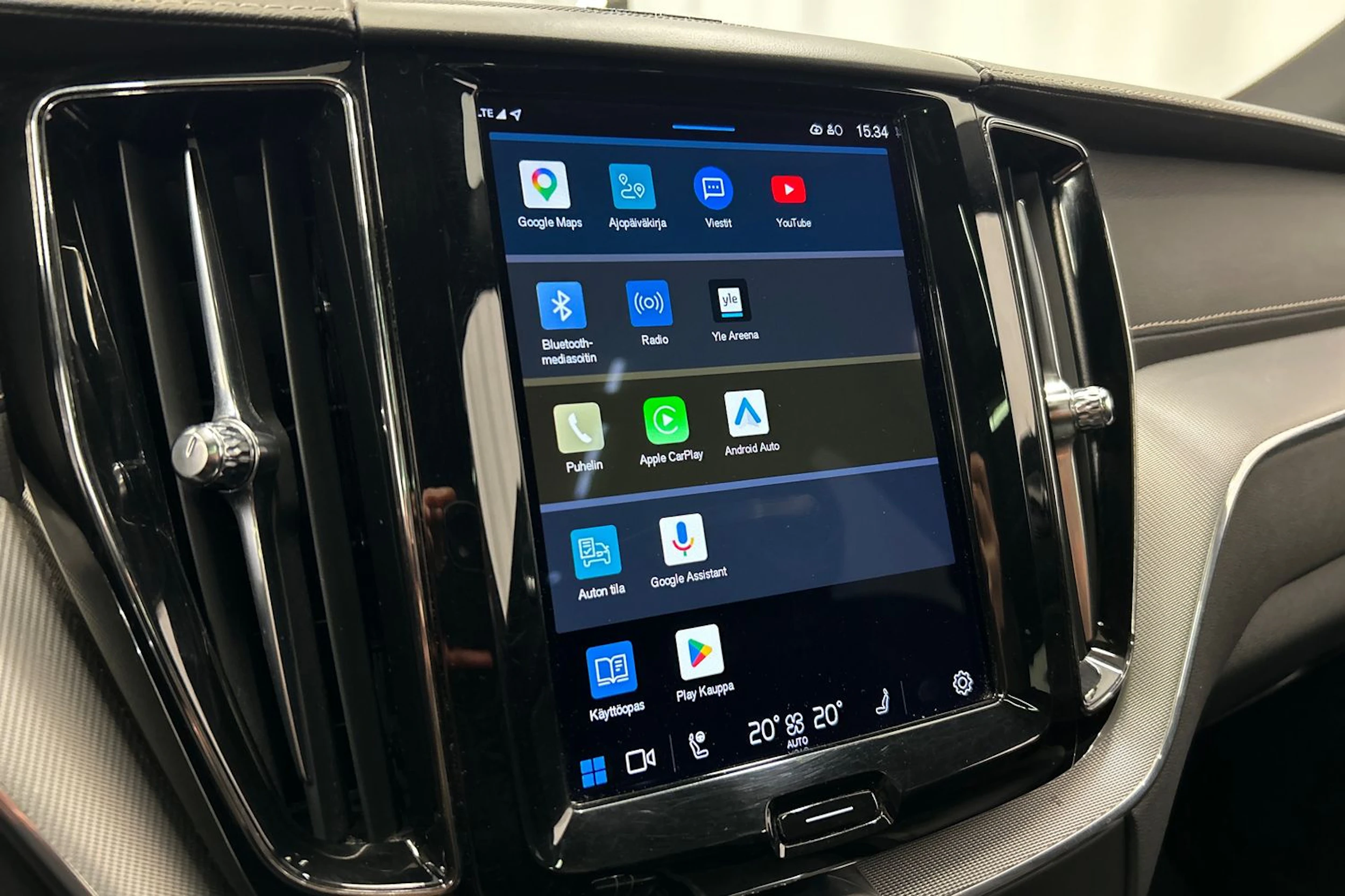 valkoinen Volvo XC60 2022 kuva 19.