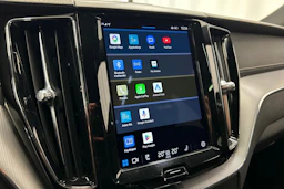 valkoinen Volvo XC60 2022 kuva 19.