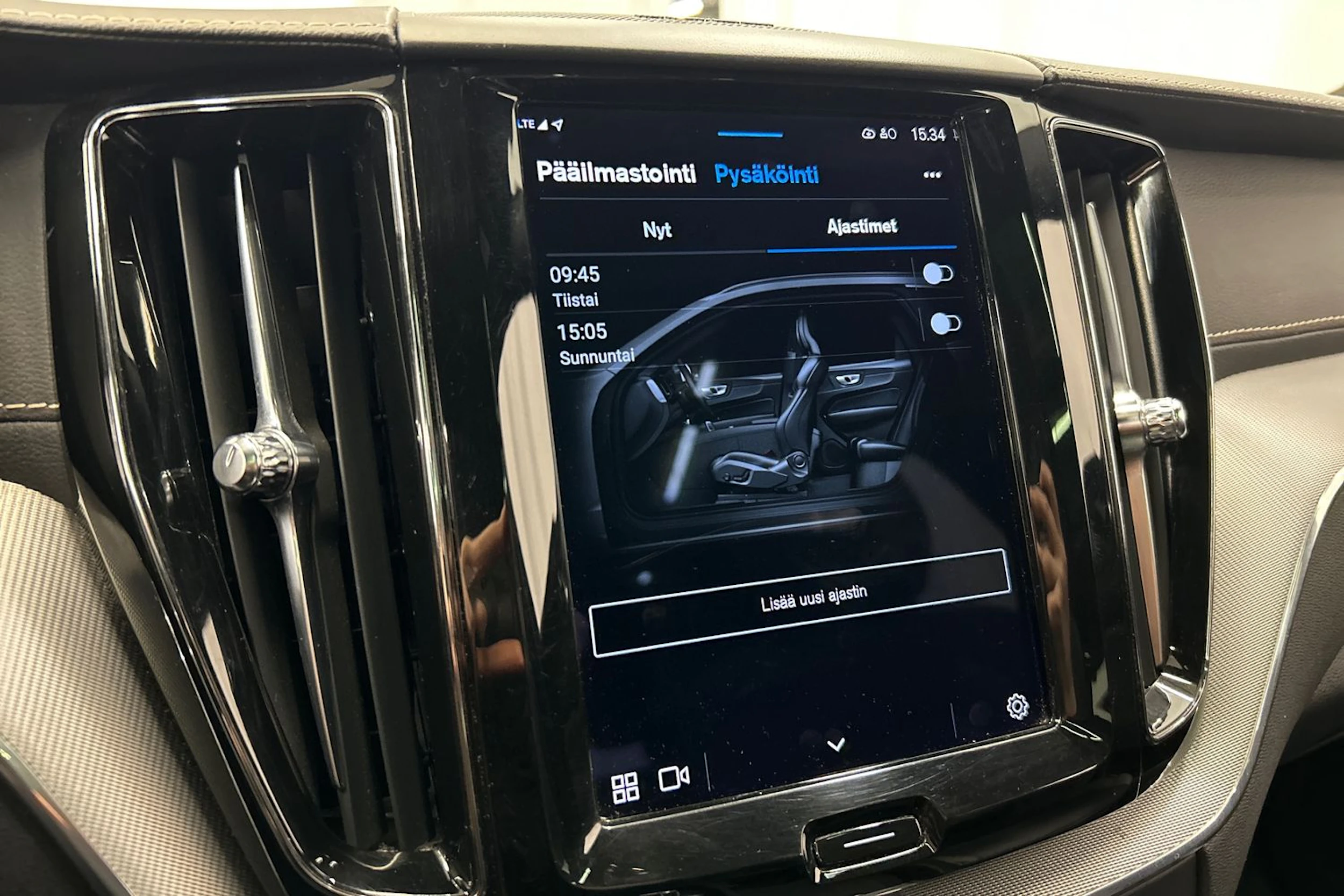 valkoinen Volvo XC60 2022 kuva 20.