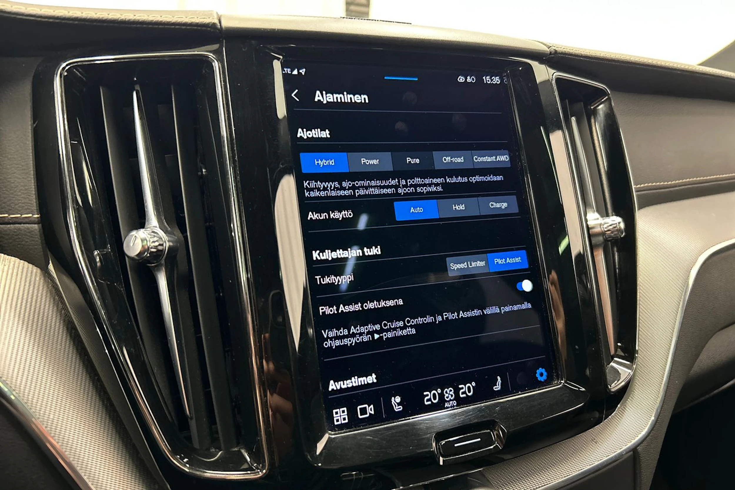 valkoinen Volvo XC60 2022 kuva 21.