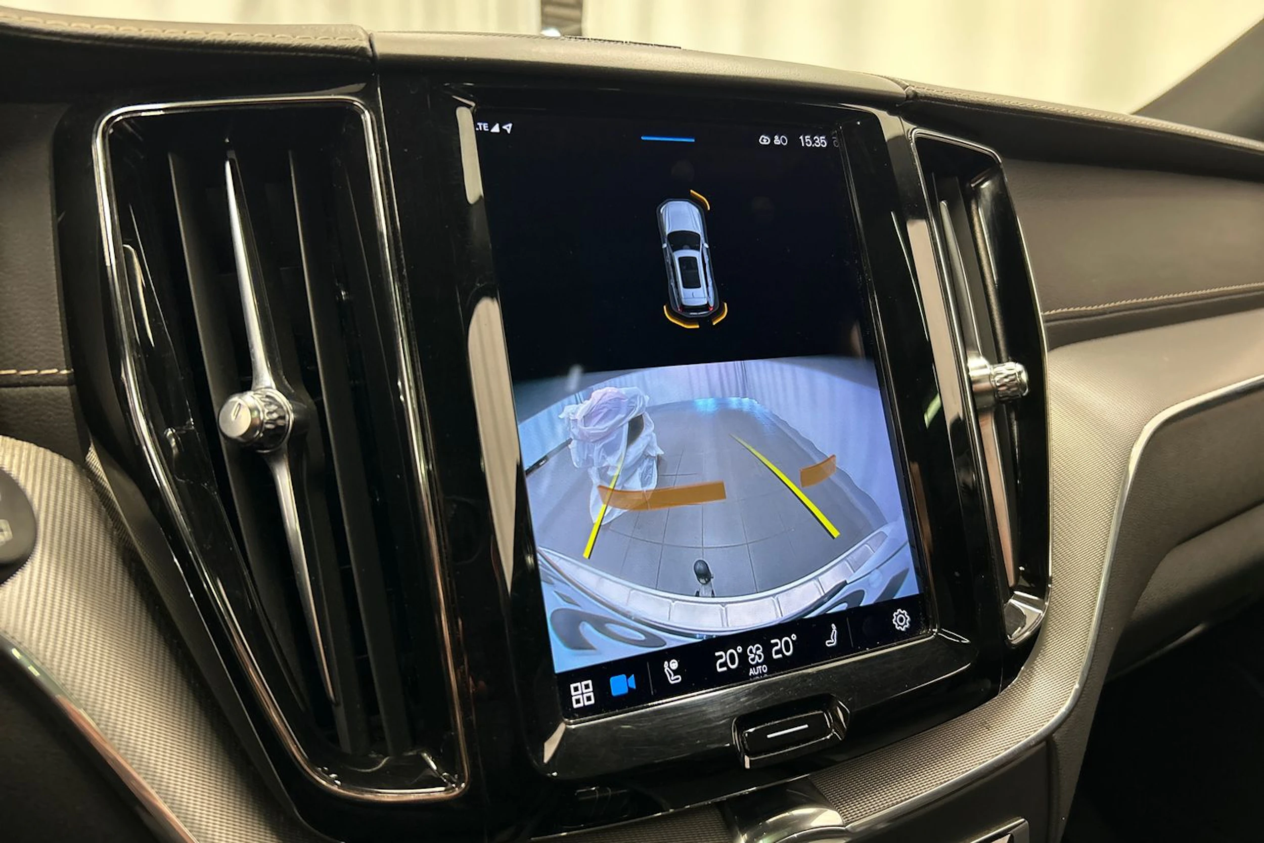 valkoinen Volvo XC60 2022 kuva 22.