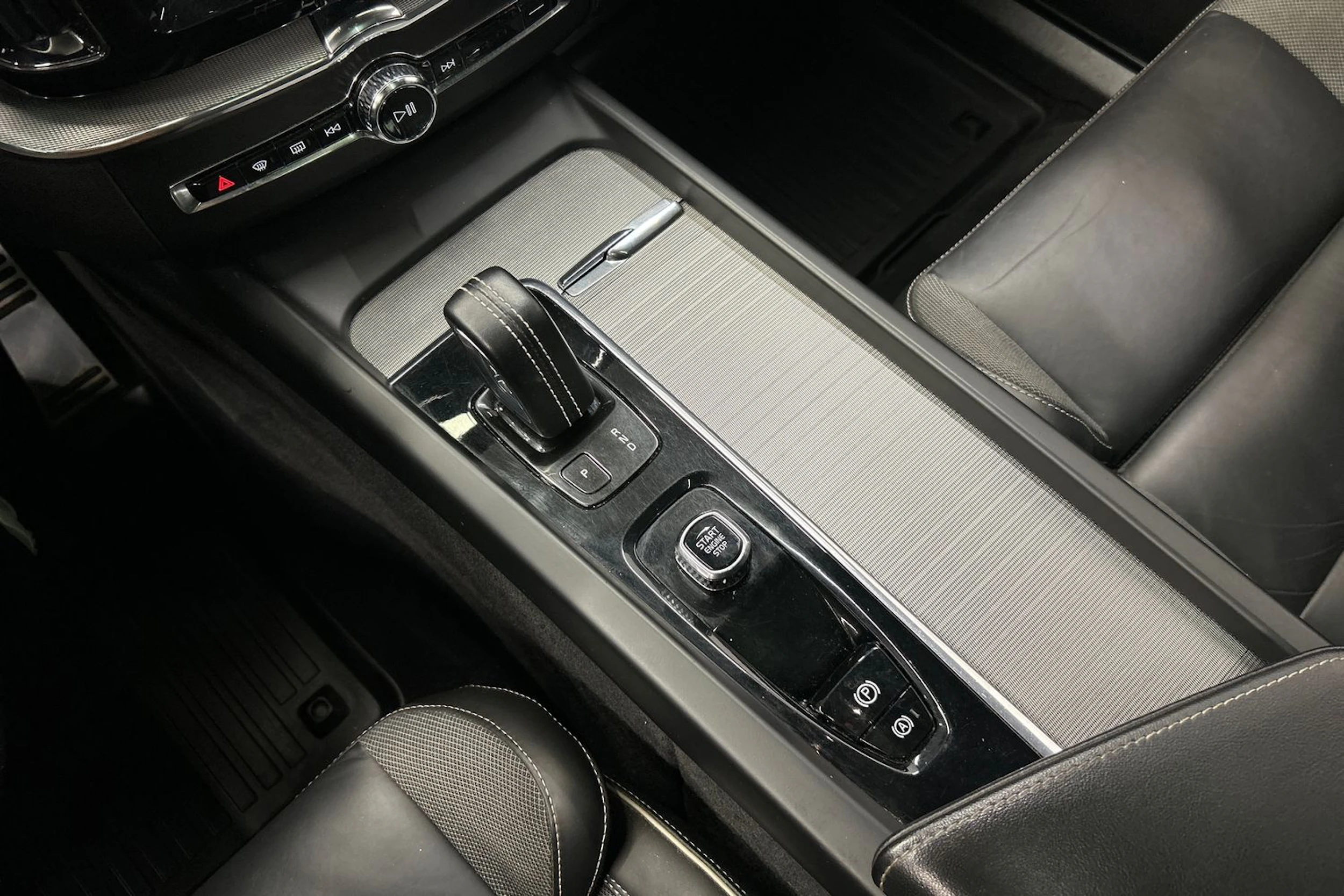 valkoinen Volvo XC60 2022 kuva 23.