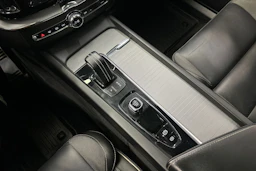 valkoinen Volvo XC60 2022 kuva 23.