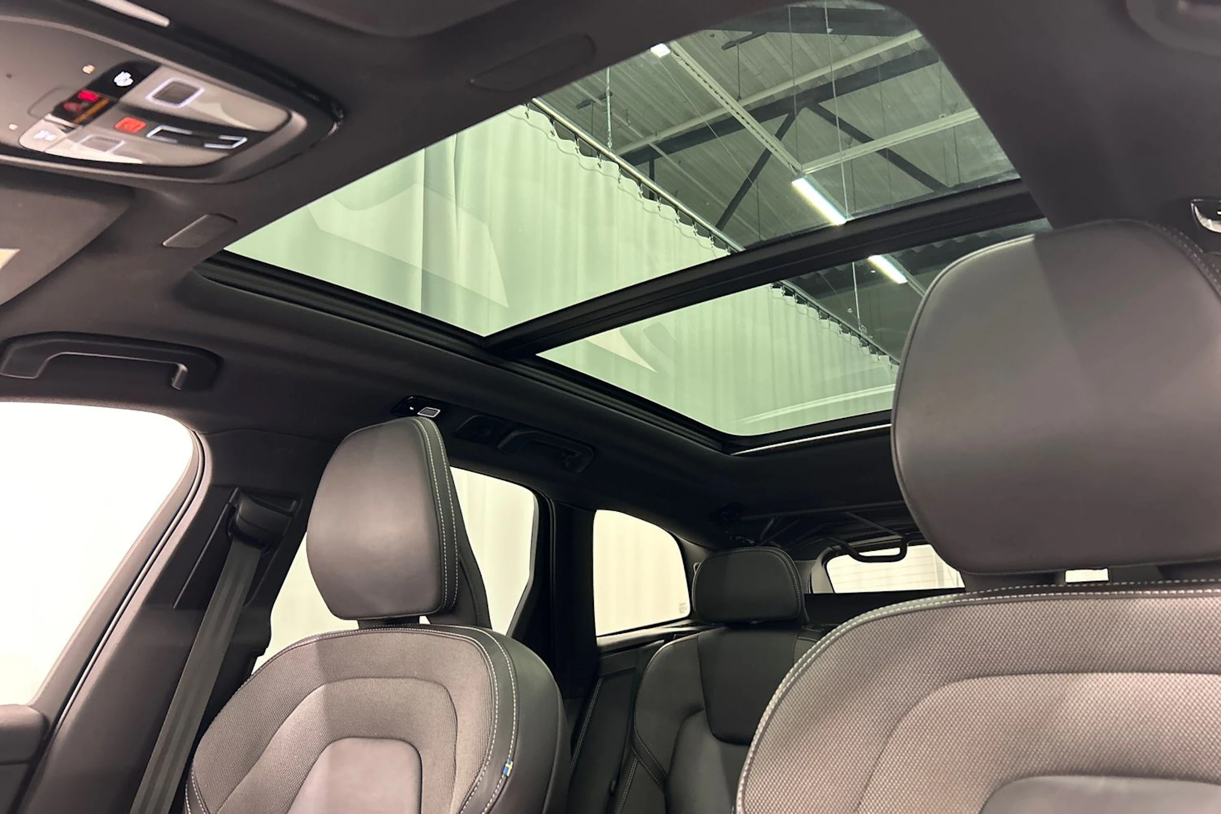 valkoinen Volvo XC60 2022 kuva 24.