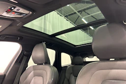 valkoinen Volvo XC60 2022 kuva 24.