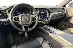 valkoinen Volvo XC60 2022 kuva 3.