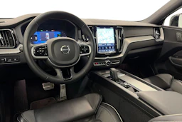 valkoinen Volvo XC60 2022 kuva 6.