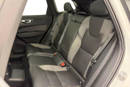 valkoinen Volvo XC60 2022 kuva 8.