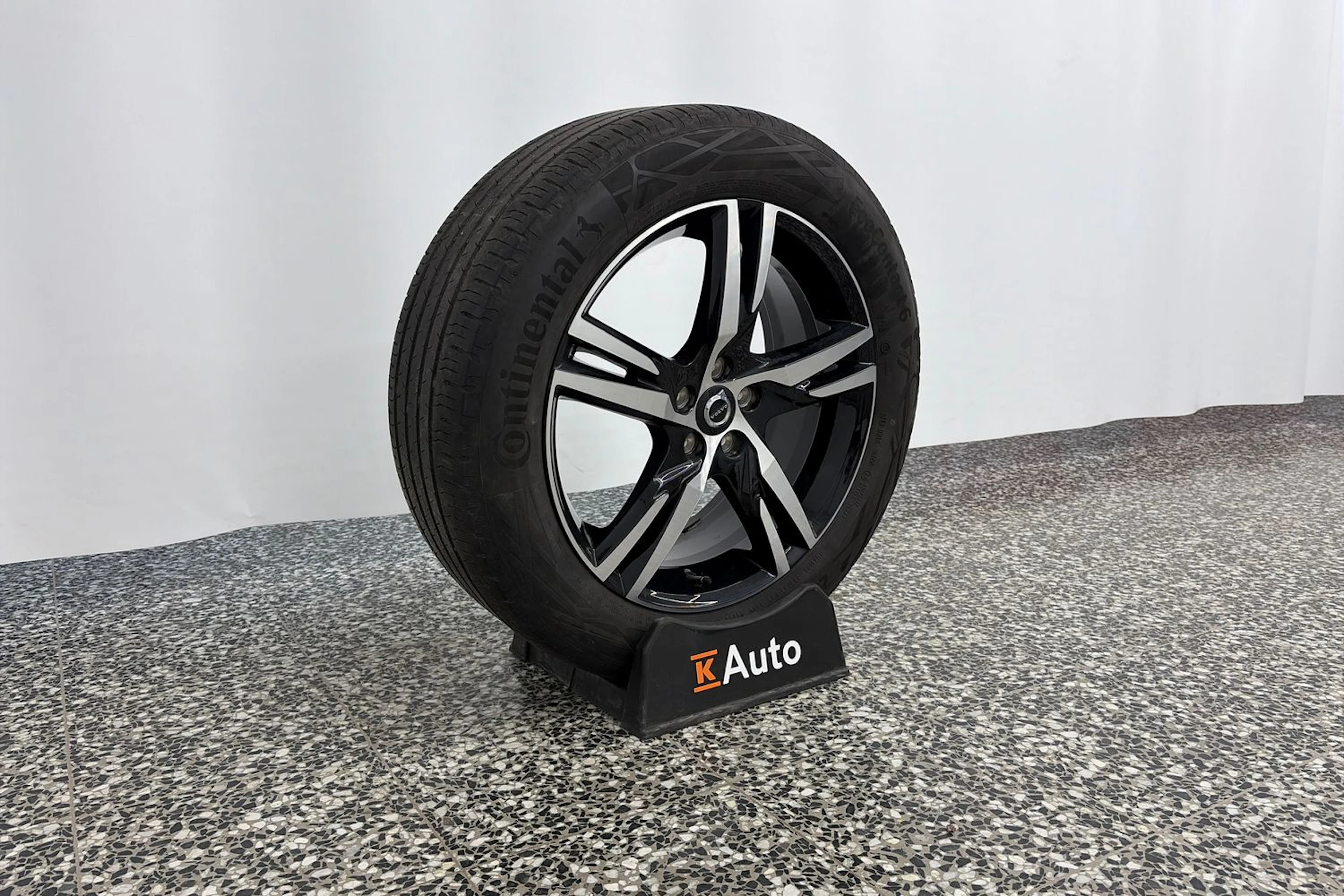 valkoinen Volvo XC60 2022 kuva 10.