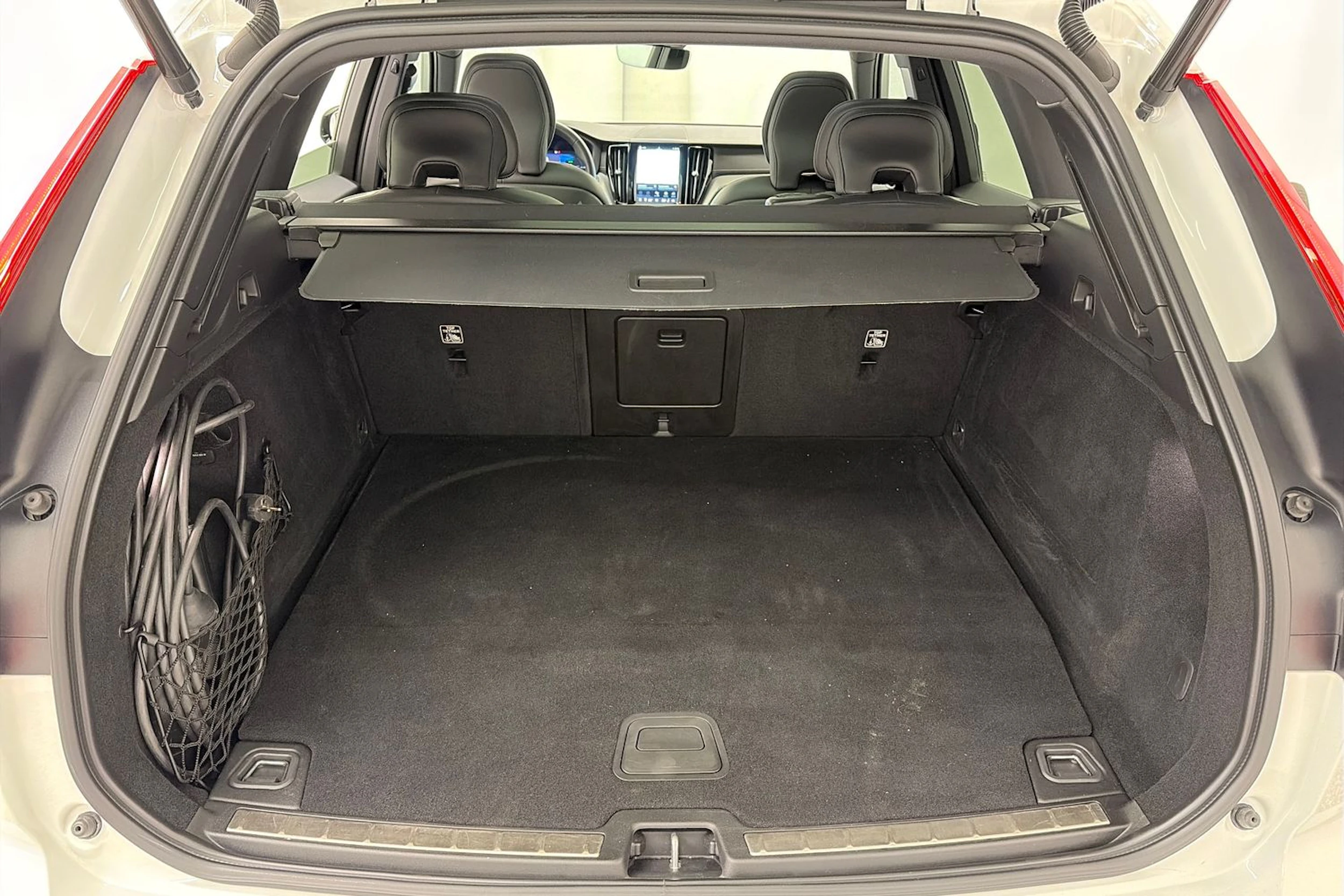 valkoinen Volvo XC60 2022 kuva 11.