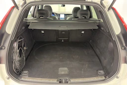 valkoinen Volvo XC60 2022 kuva 11.