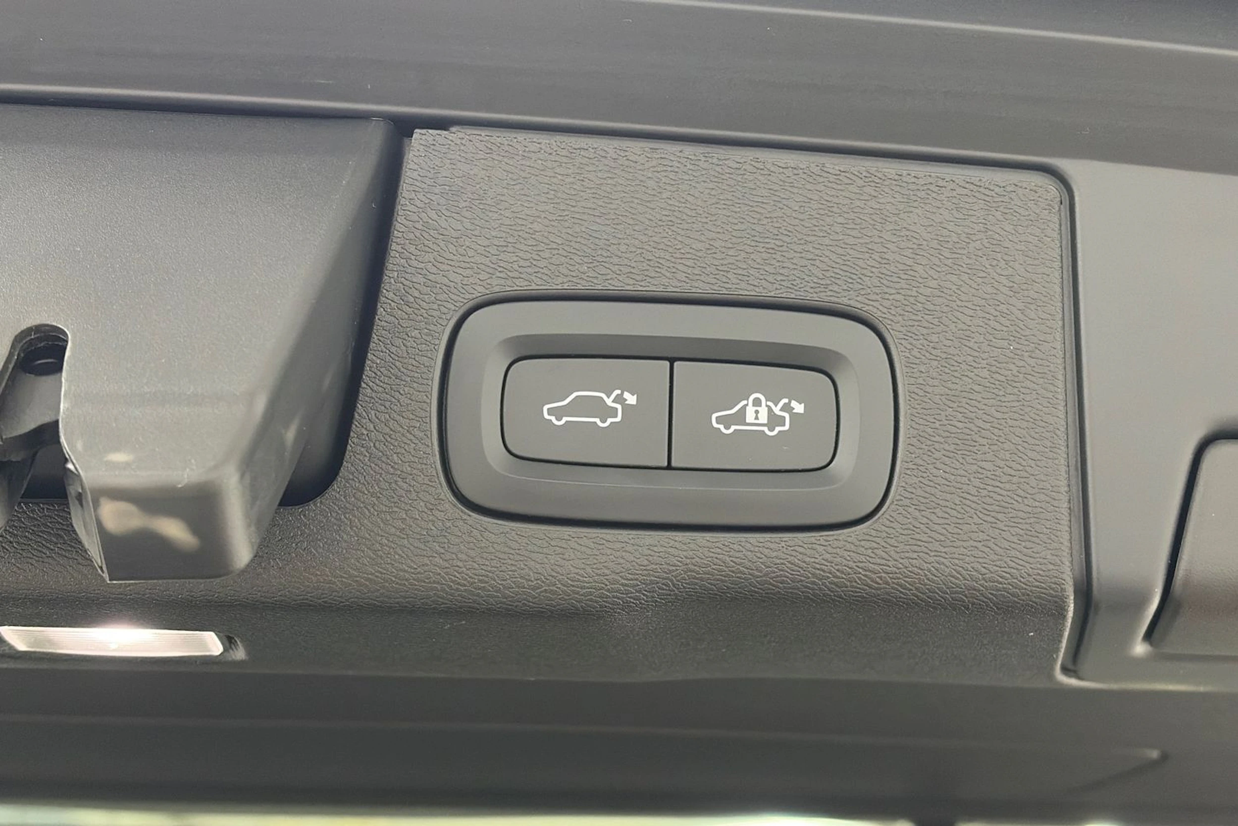 valkoinen Volvo XC60 2022 kuva 12.