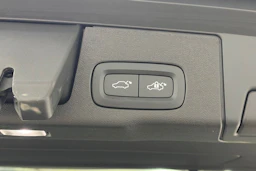 valkoinen Volvo XC60 2022 kuva 12.