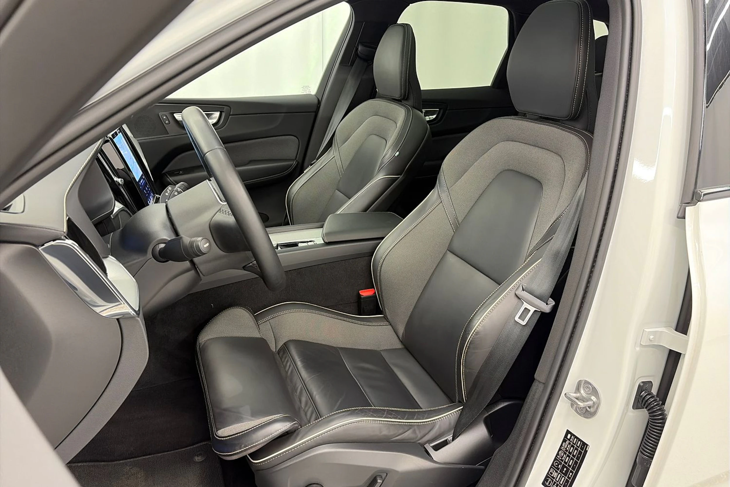 valkoinen Volvo XC60 2022 kuva 13.