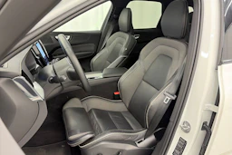 valkoinen Volvo XC60 2022 kuva 13.