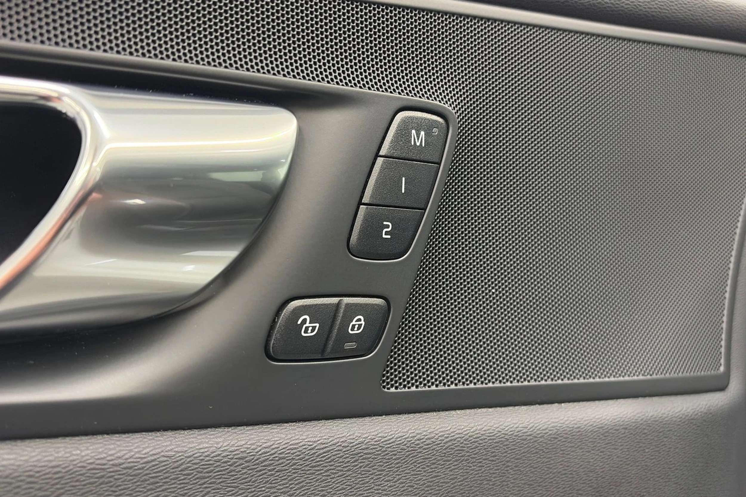 valkoinen Volvo XC60 2022 kuva 14.