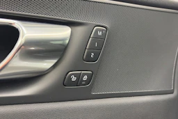 valkoinen Volvo XC60 2022 kuva 14.