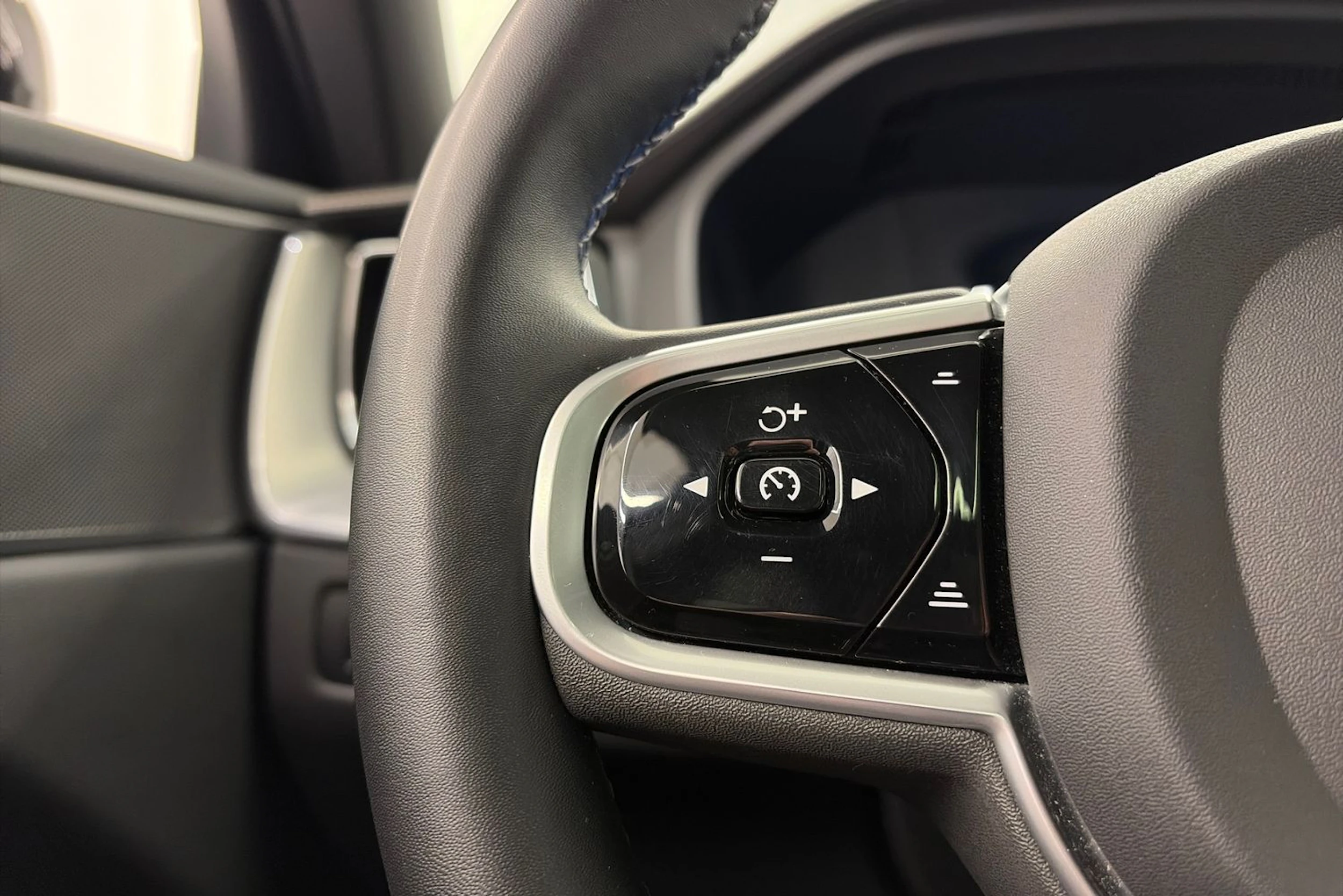 valkoinen Volvo XC60 2022 kuva 16.