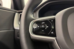 valkoinen Volvo XC60 2022 kuva 16.