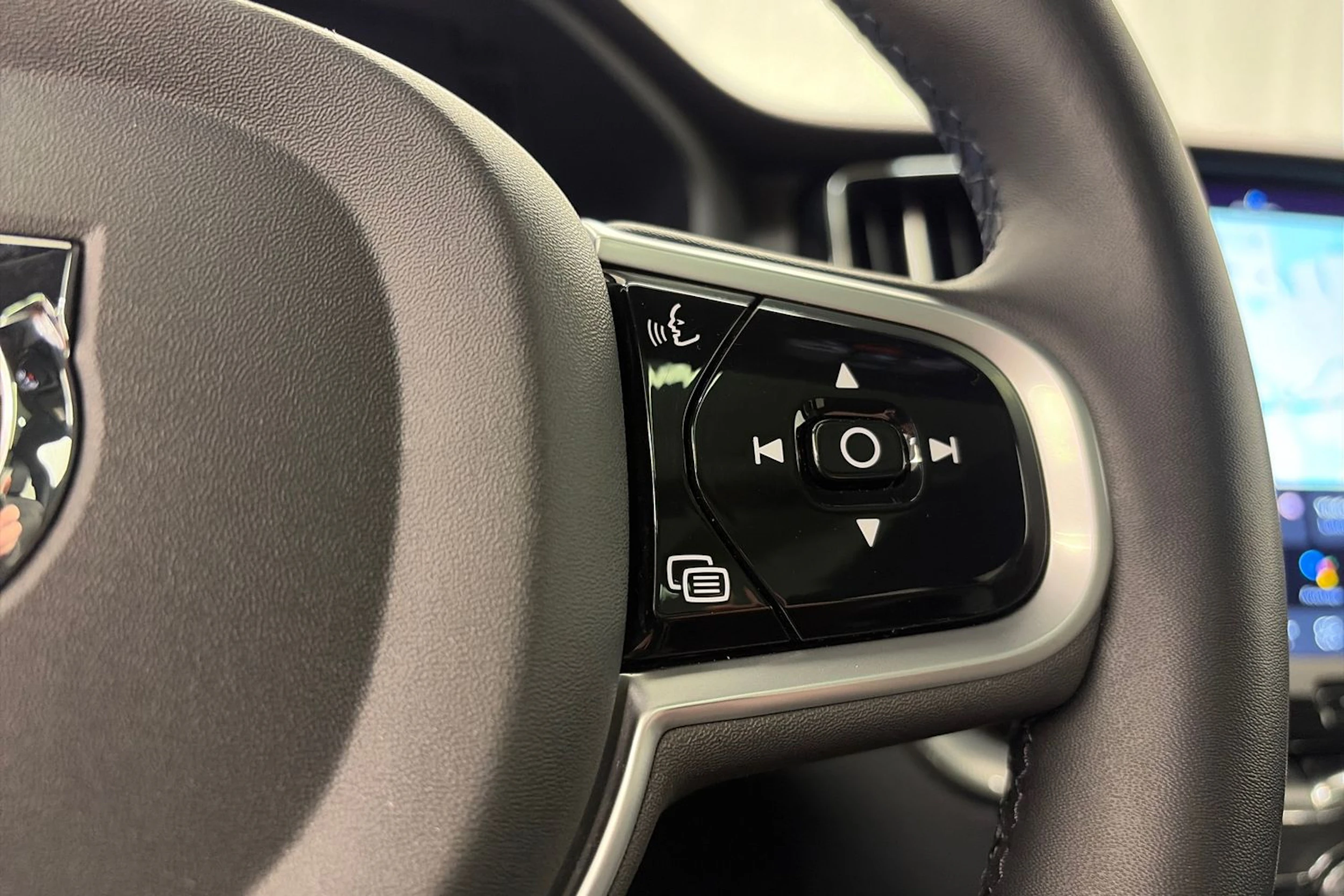 valkoinen Volvo XC60 2022 kuva 17.