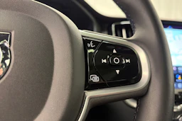 valkoinen Volvo XC60 2022 kuva 17.