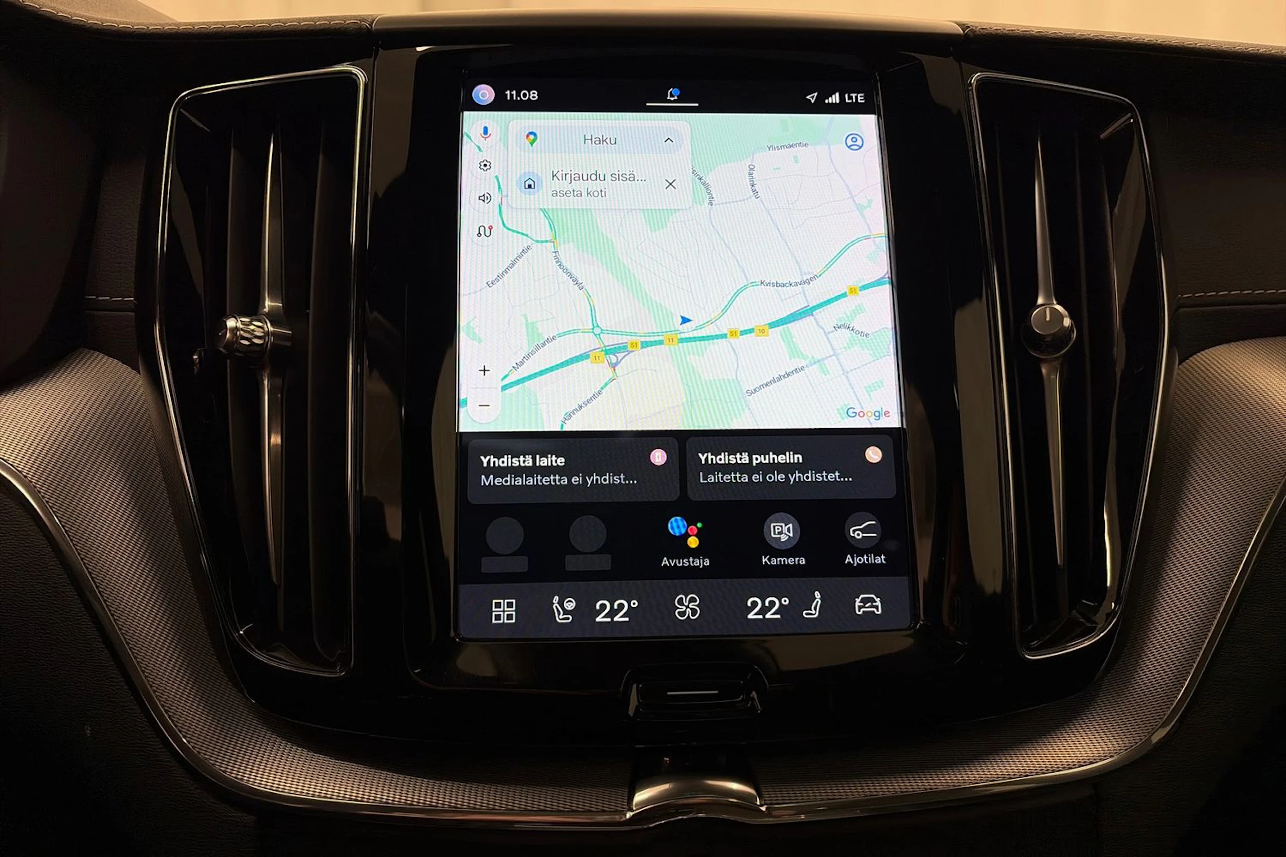 valkoinen Volvo XC60 2022 kuva 18.