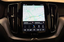 valkoinen Volvo XC60 2022 kuva 18.