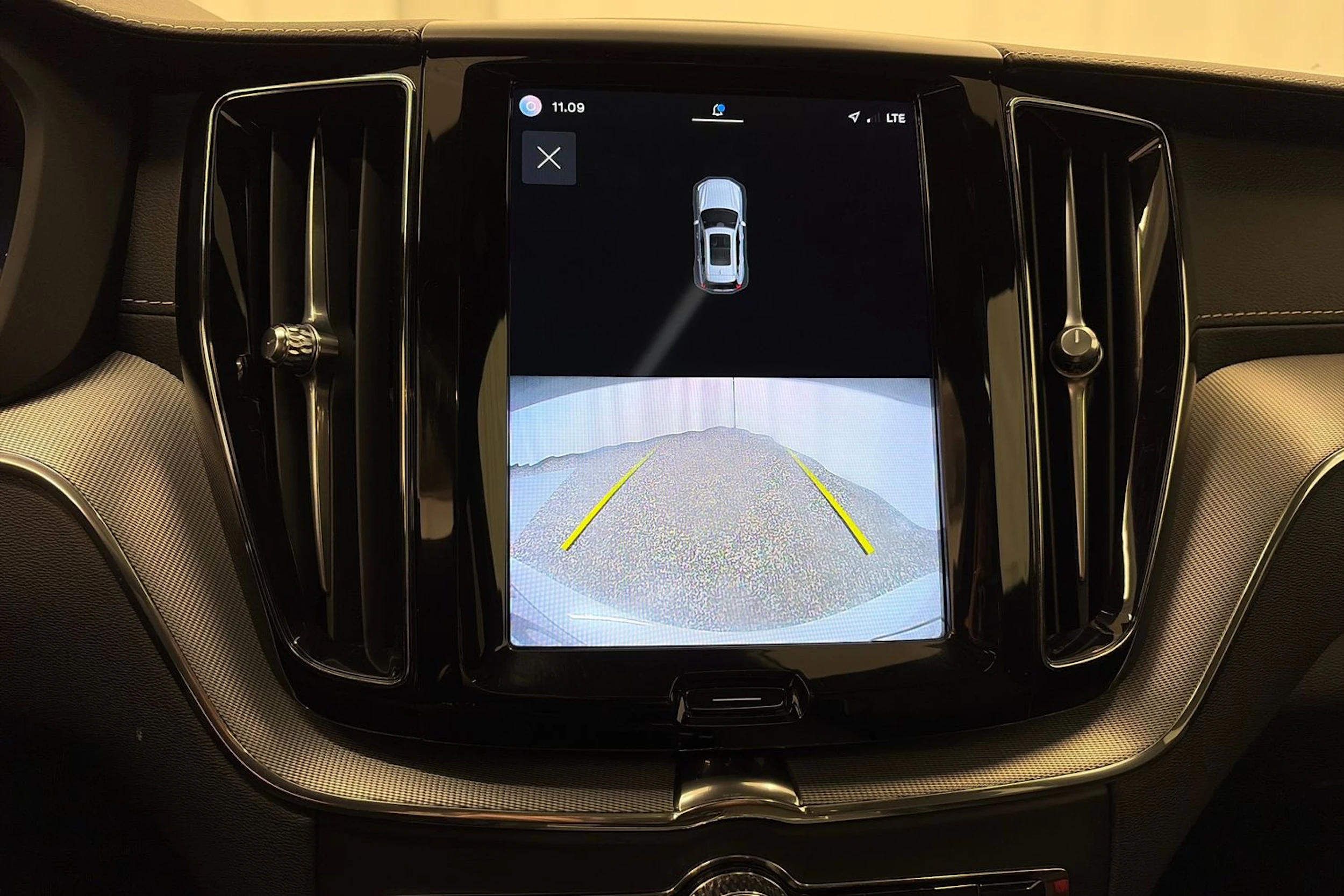 valkoinen Volvo XC60 2022 kuva 19.