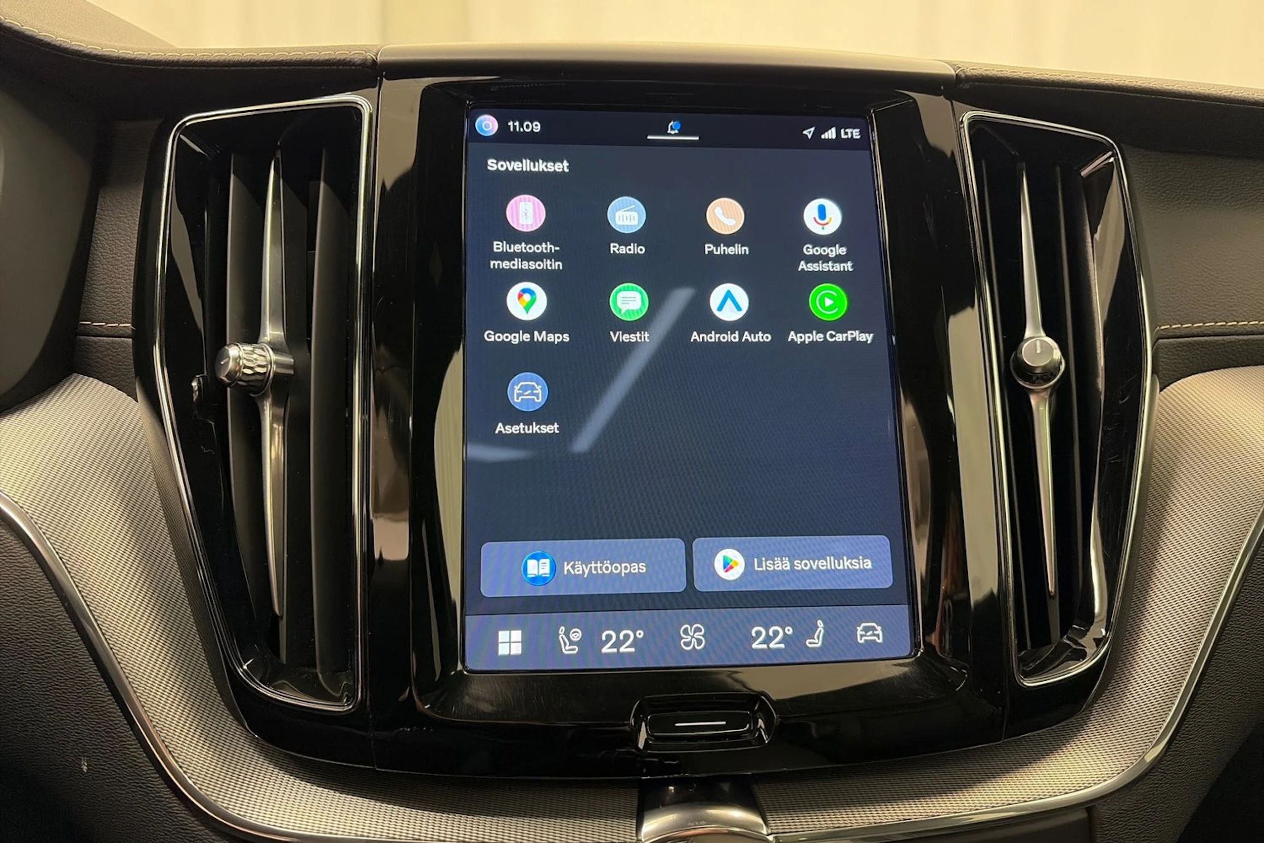 valkoinen Volvo XC60 2022 kuva 20.