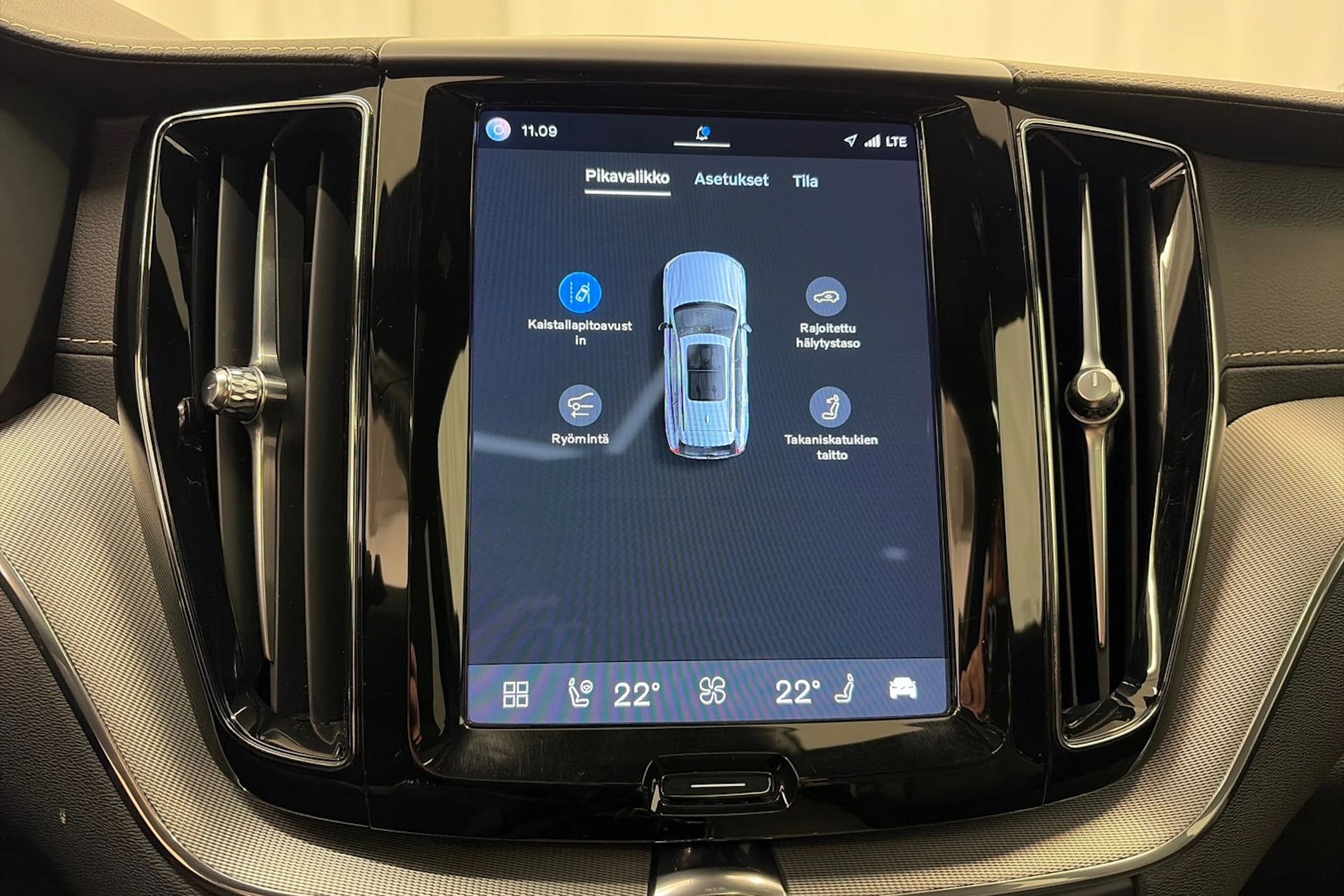 valkoinen Volvo XC60 2022 kuva 21.