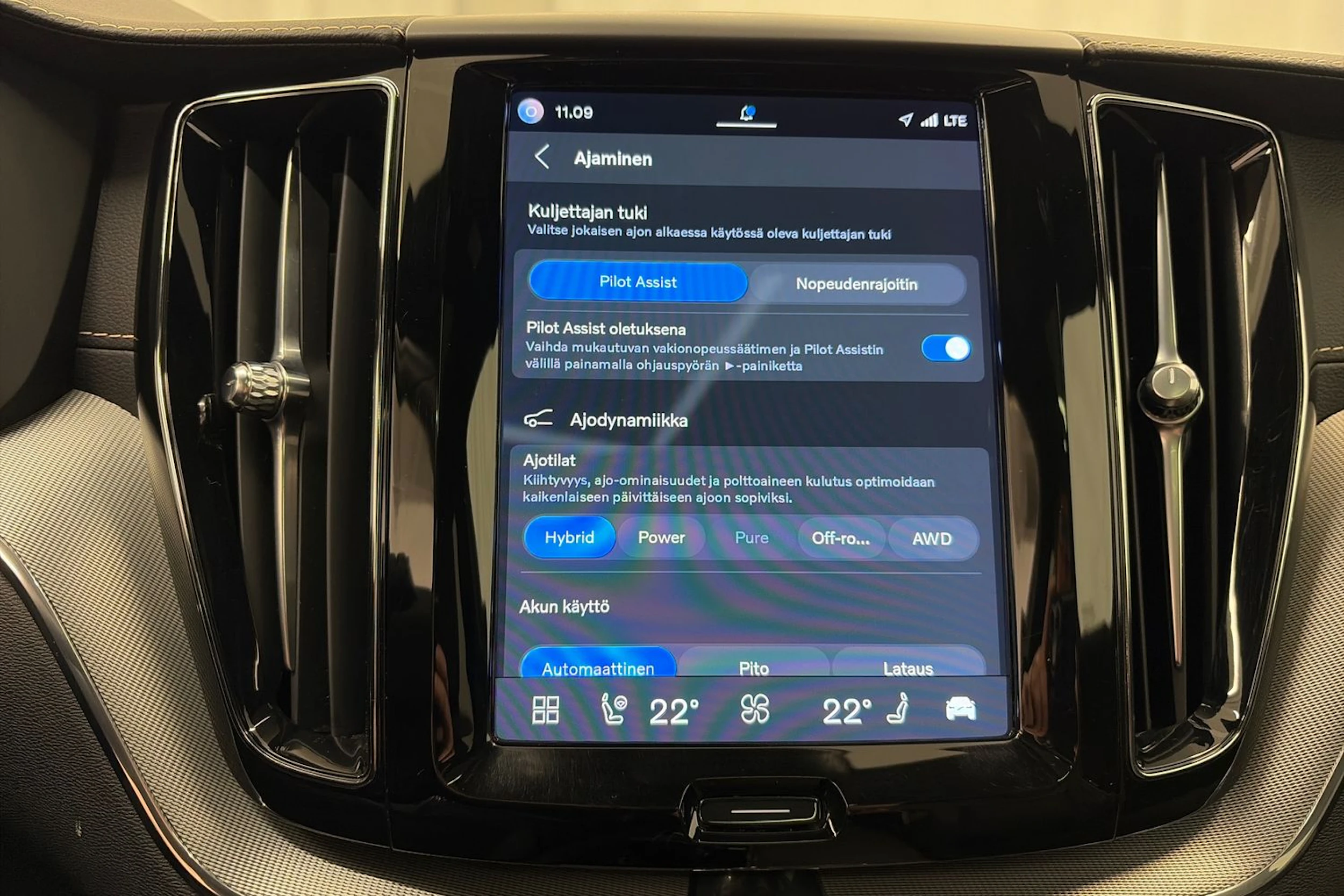 valkoinen Volvo XC60 2022 kuva 22.